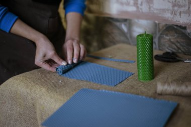 Elle mum yapmak, Revushka evde çok renkli mumlar yapmak, karantina altında küçük bir iş geliştirmek.