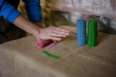 Elle mum yapmak, Revushka evde çok renkli mumlar yapmak, karantina altında küçük bir iş geliştirmek.