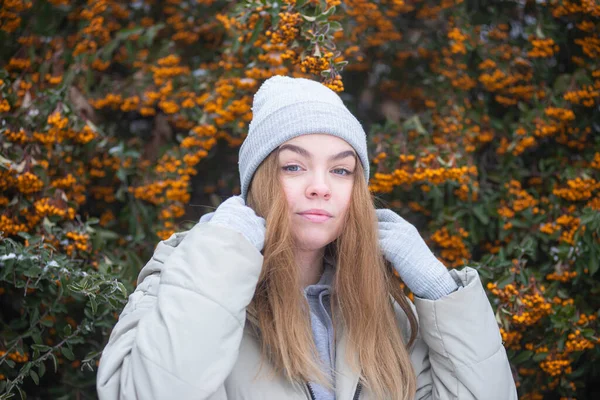 Ritratto Una Donna Sullo Sfondo Rami Congelati Sorbo Giallo Bionda — Foto Stock