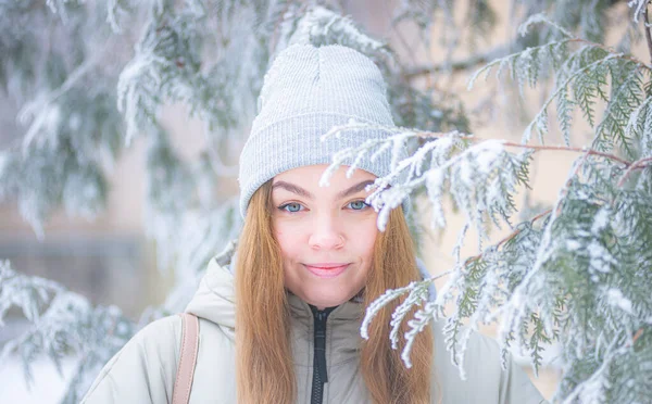 Блондинка Серой Шляпе Снежном Парке Портрет Женщины Фоне Замерзших Сосновых — стоковое фото
