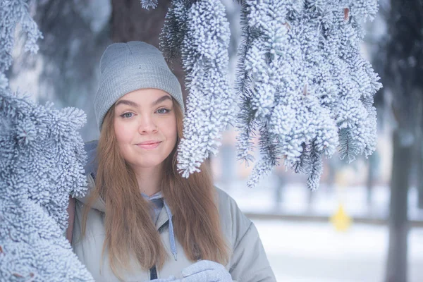 Bionda Cappello Grigio Parco Innevato Ritratto Una Donna Sullo Sfondo — Foto Stock