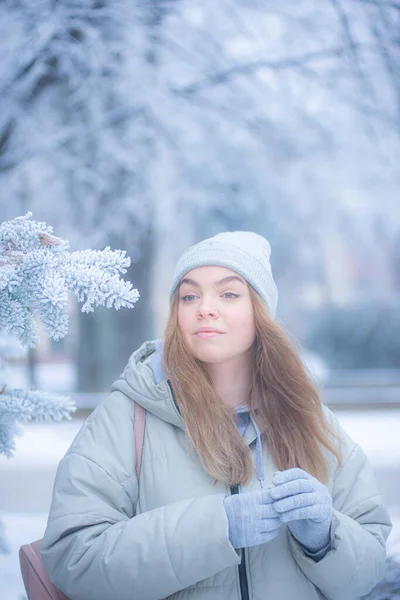 Красивая Молодая Женщина Зимнем Лесу Портрет Женщины Фоне Замерзших Сосновых — стоковое фото