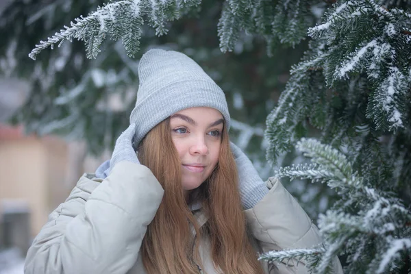 Блондинка Серой Шляпе Снежном Парке Портрет Женщины Фоне Замерзших Сосновых — стоковое фото