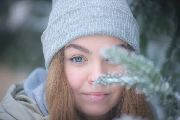 Blondynka Szarym Kapeluszu Zaśnieżonym Parku Portret Kobiety Tle Mrożonych Gałęzi — Zdjęcie stockowe