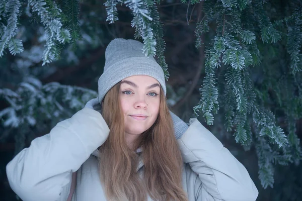 Bella Giovane Donna Nella Foresta Invernale Ritratto Una Donna Sullo — Foto Stock