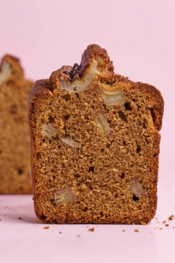 Pembe arka planda muzlu ekmek dilimleri