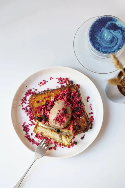 Fransız tostu, dondurma ve kainat lattesi.