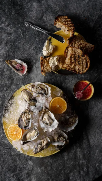 Oesters Ijs Met Citroen Saus Tartin Brood Boter Mousserende Wijn Stockafbeelding