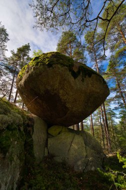 Çok büyük bir kaya Herbergshult doğal koruma alanındaki başka bir kayanın üzerinde dengeleniyor..