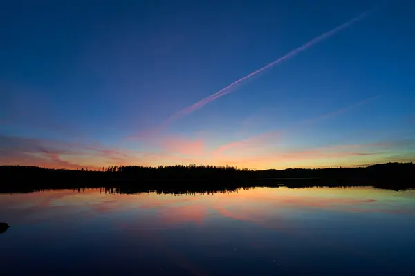 Um belo pôr do sol refletido no lago — Fotografia de Stock