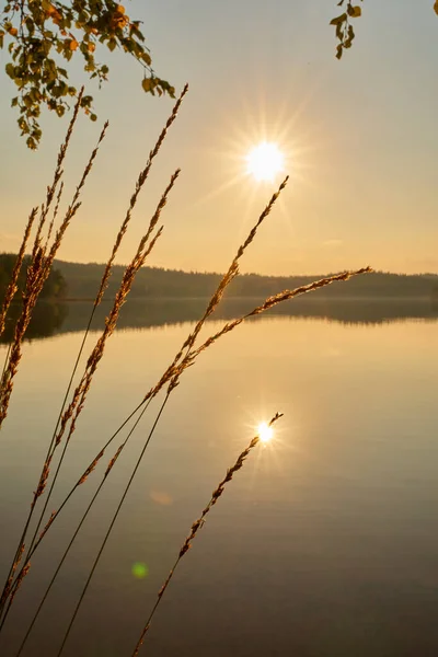 Um belo pôr do sol com dois sóis refletidos no lago — Fotografia de Stock