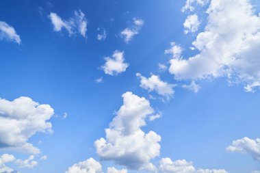 Küçük bulutlu mavi bir gökyüzü arkaplanı