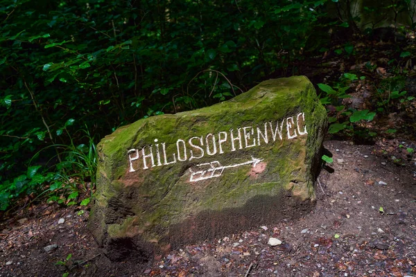 Ein Schild am Wegesrand im Wald mit der Aufschrift Philosophenweg, ein schöner Teil des Heidelbergs — Stockfoto