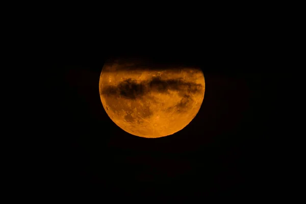 Uma grande super laranja lua cheia no céu — Fotografia de Stock