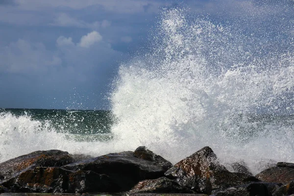 Meerwasser Plätschert Felsstrand Mit Schönem Himmel Und Wolken Winter Plätschert — Stockfoto