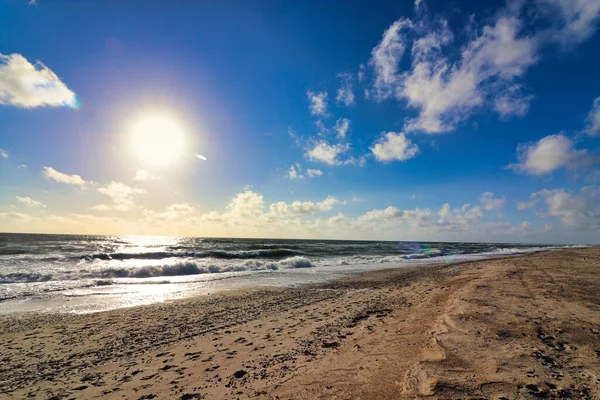 Panoramiczny Widok Morze Bałtyckie Piaszczystego Brzegu Wydmy Dramatyczne Niebo Świecącymi — Zdjęcie stockowe