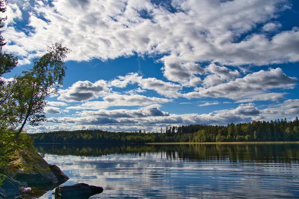 Yazın Güzel Sveç Gölü Bulutlar Mavi Gökyüzü — Stok fotoğraf