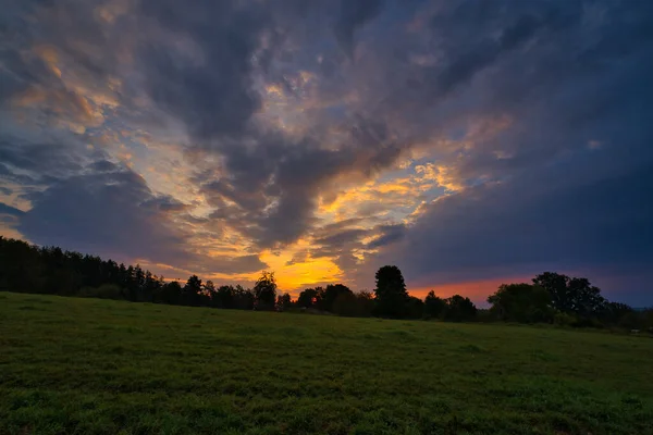 Natural Sunset Sunrise Field Meadow Céu Dramático Brilhante Terra Negra — Fotografia de Stock