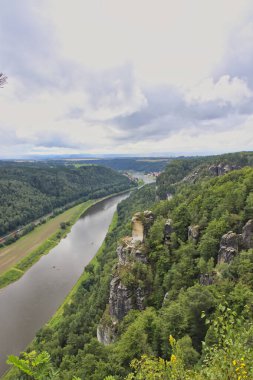 Elbe Nehri 'nin Bastei bakış açısından bir manzara. Almanya' nın Sakson İsviçre Ulusal Parkı 'ndaki Sandstone dağlarının güzel manzarası.