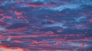 Gün batımında güzel bir bulut gökyüzü
