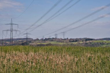 Mavi beyaz gökyüzü ile yüksek voltaj direği