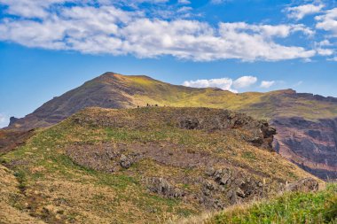 Ponta de Sao Lourenco, Madeira, Portekiz. Yeşil manzaralı güzel bir dağ manzarası, uçurumlar ve Atlantik Okyanusu. Aktif yaz yürüyüşü sahnesi. Seyahat tatili geçmişi