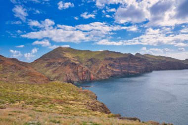 Ponta de Sao Lourenco, Madeira, Portekiz. Yeşil manzaralı güzel bir dağ manzarası, uçurumlar ve Atlantik Okyanusu. Aktif yaz yürüyüşü sahnesi. Seyahat tatili geçmişi