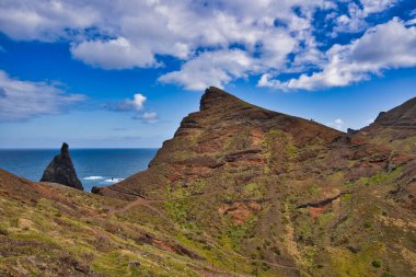 Ponta de Sao Lourenco, Madeira, Portekiz. Yeşil manzaralı güzel bir dağ manzarası, uçurumlar ve Atlantik Okyanusu. Aktif yaz yürüyüşü sahnesi. Seyahat tatili geçmişi
