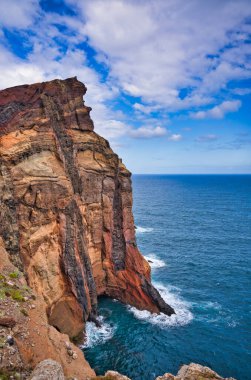 Ponta de Sao Lourenco, Madeira, Portekiz. Yeşil manzaralı güzel bir dağ manzarası, uçurumlar ve Atlantik Okyanusu. Aktif yaz yürüyüşü sahnesi. Seyahat tatili geçmişi