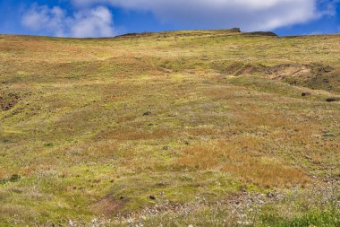 Ponta de Sao Lourenco, Madeira, Portekiz. Yeşil manzaralı güzel bir dağ manzarası, uçurumlar ve Atlantik Okyanusu. Aktif yaz yürüyüşü sahnesi. Seyahat tatili geçmişi