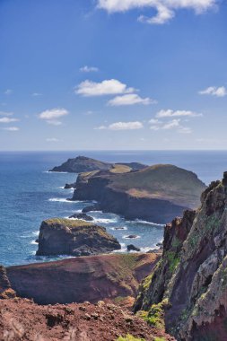 Ponta de Sao Lourenco, Madeira, Portekiz. Yeşil manzaralı güzel bir dağ manzarası, uçurumlar ve Atlantik Okyanusu. Aktif yaz yürüyüşü sahnesi. Seyahat tatili geçmişi