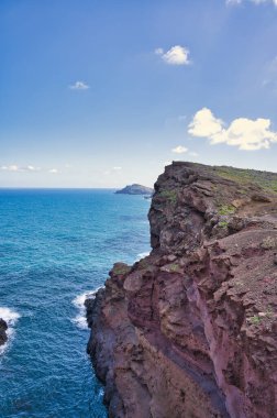 Ponta de Sao Lourenco, Madeira, Portekiz. Yeşil manzaralı güzel bir dağ manzarası, uçurumlar ve Atlantik Okyanusu. Aktif yaz yürüyüşü sahnesi. Seyahat tatili geçmişi