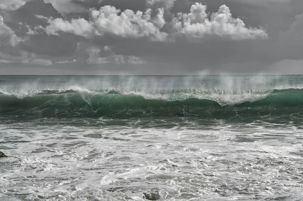 Бірюзова Хвиля Розбивається Пляжі Морі Срібними Хмарами — стокове фото