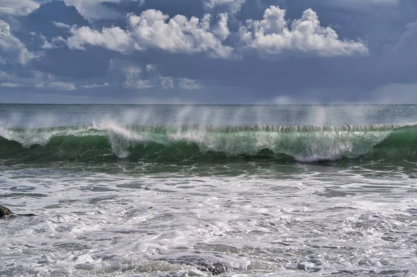Türkisfarbene Welle Bricht Einem Strand Meer Mit Silbernen Wolken — Stockfoto