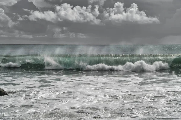 Бирюзовая Волна Ломается Пляже Море Серебряными Облаками — стоковое фото