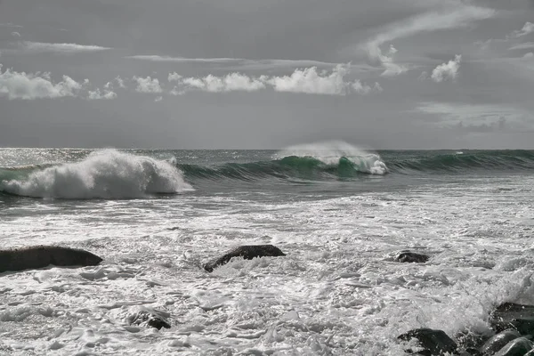 Tyrkysová Vlna Pláži Moři Stříbrnými Mraky — Stock fotografie