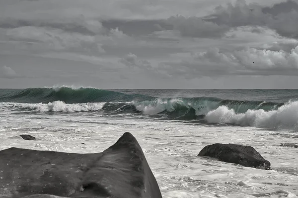 Turquoise Wave Breaking Beach Sea Silver Clouds — ストック写真