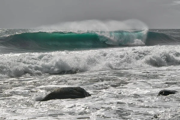 Vague Turquoise Brisant Sur Une Plage Mer Avec Des Nuages — Photo