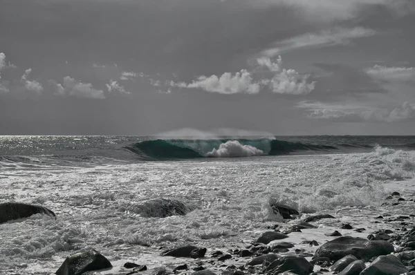 Vague Turquoise Brisant Sur Une Plage Mer Avec Des Nuages — Photo