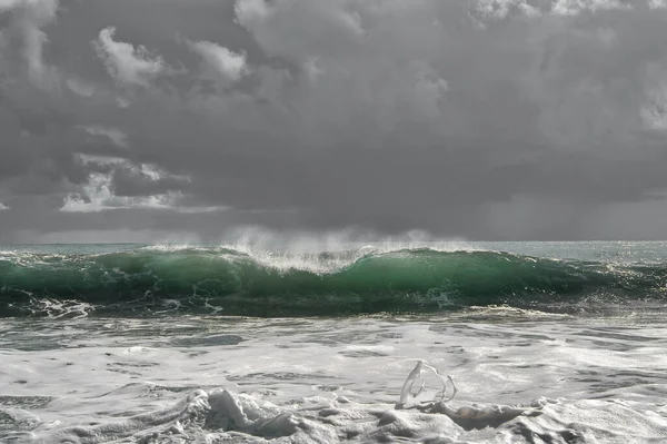 Бирюзовая Волна Ломается Пляже Море Серебряными Облаками — стоковое фото