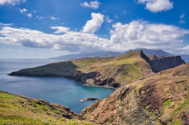 Ponta de Sao Lourenco, Madeira, Portekiz. Yeşil manzaralı güzel dağ manzarası, uçurumlar ve Atlantik Okyanusu.