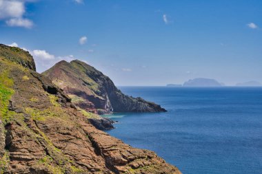 Ponta de Sao Lourenco, Madeira, Portekiz. Yeşil manzaralı güzel dağ manzarası, uçurumlar ve Atlantik Okyanusu.