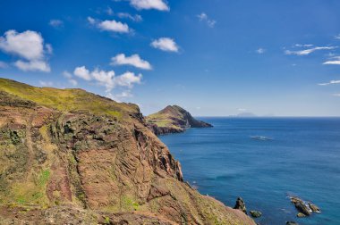Ponta de Sao Lourenco, Madeira, Portekiz. Yeşil manzaralı güzel dağ manzarası, uçurumlar ve Atlantik Okyanusu.