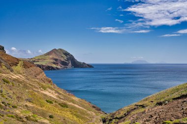 Ponta de Sao Lourenco, Madeira, Portekiz. Yeşil manzaralı güzel dağ manzarası, uçurumlar ve Atlantik Okyanusu.