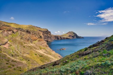 Ponta de Sao Lourenco, Madeira, Portekiz. Yeşil manzaralı güzel dağ manzarası, uçurumlar ve Atlantik Okyanusu.