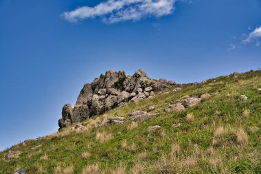 Ponta de Sao Lourenco, Madeira, Portekiz. Yeşil manzaralı güzel dağ manzarası, uçurumlar ve Atlantik Okyanusu.