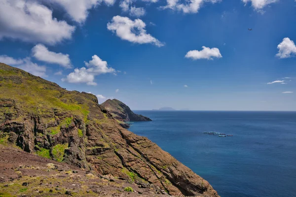 Ponta de Sao Lourenco, Madeira,Portugal. Hermosa vista panorámica de la montaña del paisaje verde, acantilados y el Océano Atlántico. —  Fotos de Stock