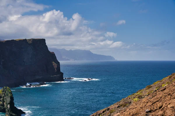 Ponta de São Lourenco, Madeira, Portugal. Bela vista panorâmica da montanha de paisagem verde, falésias e Oceano Atlântico. — Fotografia de Stock