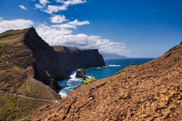 Ponta de Sao Lourenco, Madeira, Portekiz. Yeşil manzaralı güzel dağ manzarası, uçurumlar ve Atlantik Okyanusu.