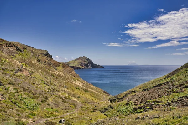 Ponta de Sao Lourenco, Madeira, Portekiz. Yeşil manzaralı güzel dağ manzarası, uçurumlar ve Atlantik Okyanusu.
